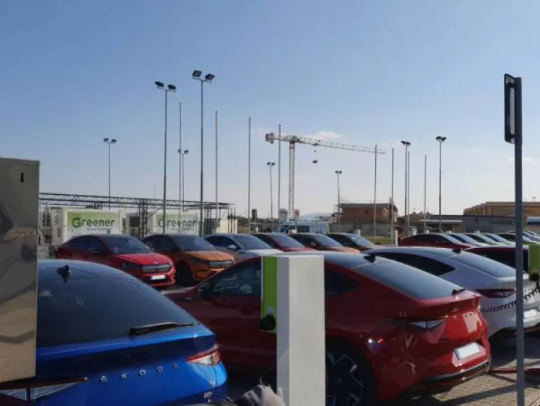 Parkoviště plné škodovek čeká na svou energii s battery boxů umístěných vzadu :-)
