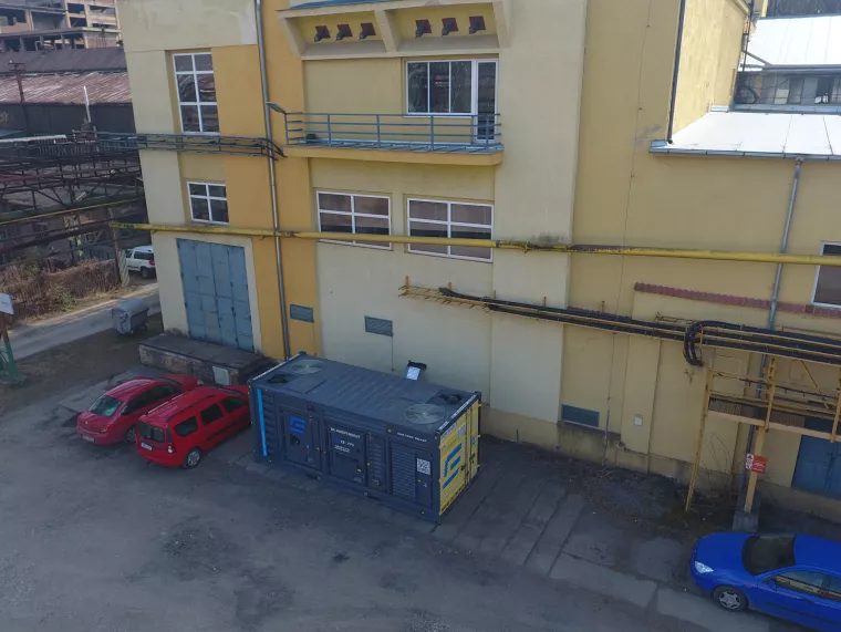 Nezabere na délku více než tři stání pro auta