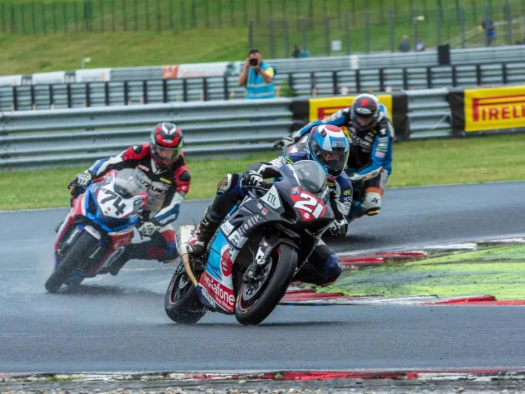 24. - 26.6. 2022 se na Autodromu v Mostě uskuteční Mezinárodní německý šampionát silničních motocyklů (IDM) a CE.ENERGY u toho nebude scházet.