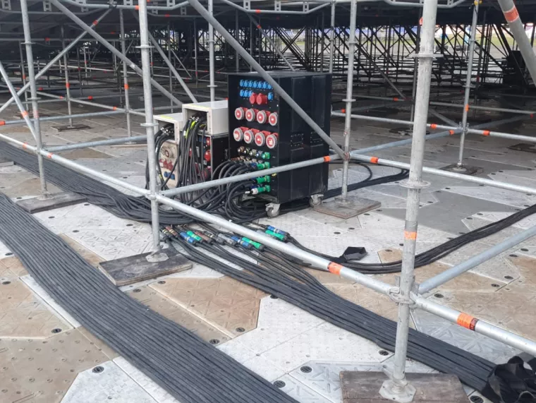 Stovky kabelů a rozvodů energie, které nejsou vidět