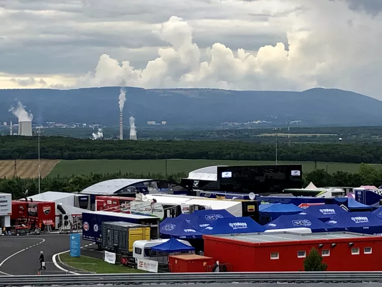 Naše stroje v paddocku.