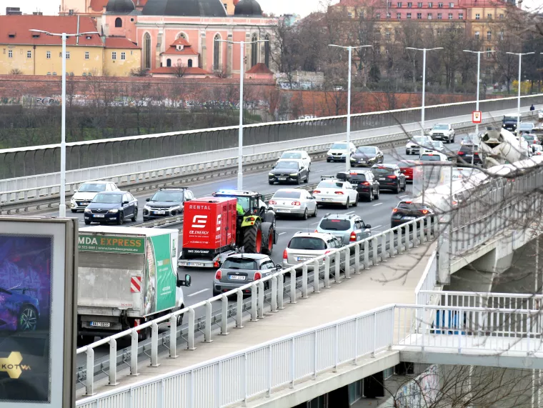 VIDEO: Prahou se řítil traktor s majákem. Nemocnice převážela agregát
