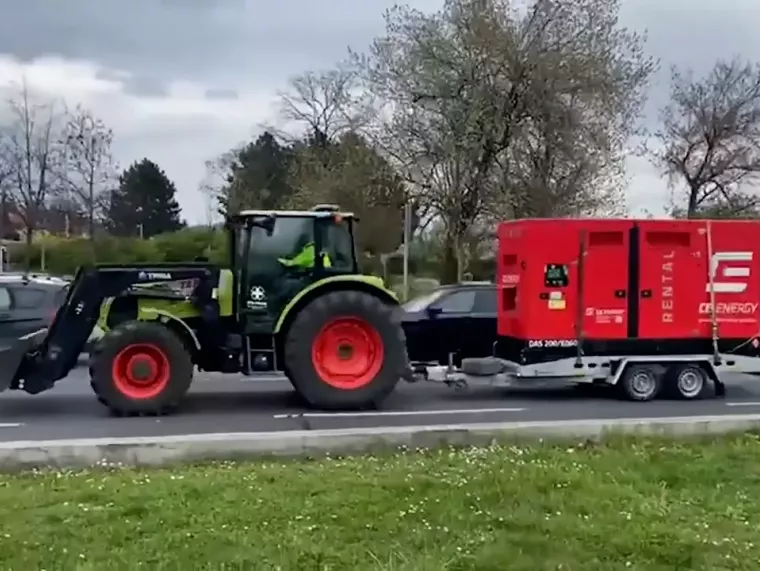 VIDEO: Prahou se řítil traktor s majákem. Nemocnice převážela agregát
