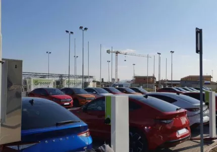 Parkoviště plné škodovek čeká na svou energii s battery boxů umístěných vzadu :-)