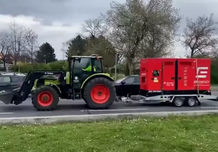 VIDEO: Prahou se řítil traktor s majákem. Nemocnice převážela agregát