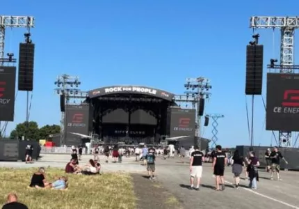 Solární pódium, recyklace vody i elektroauta: české festivaly mění energii v zážitek. „CE.ENERGY dokáže navrhnout a dodat řešení na míru pro jakýkoli festival, ať už jde o komorní akci nebo velký multi-stage areál“
